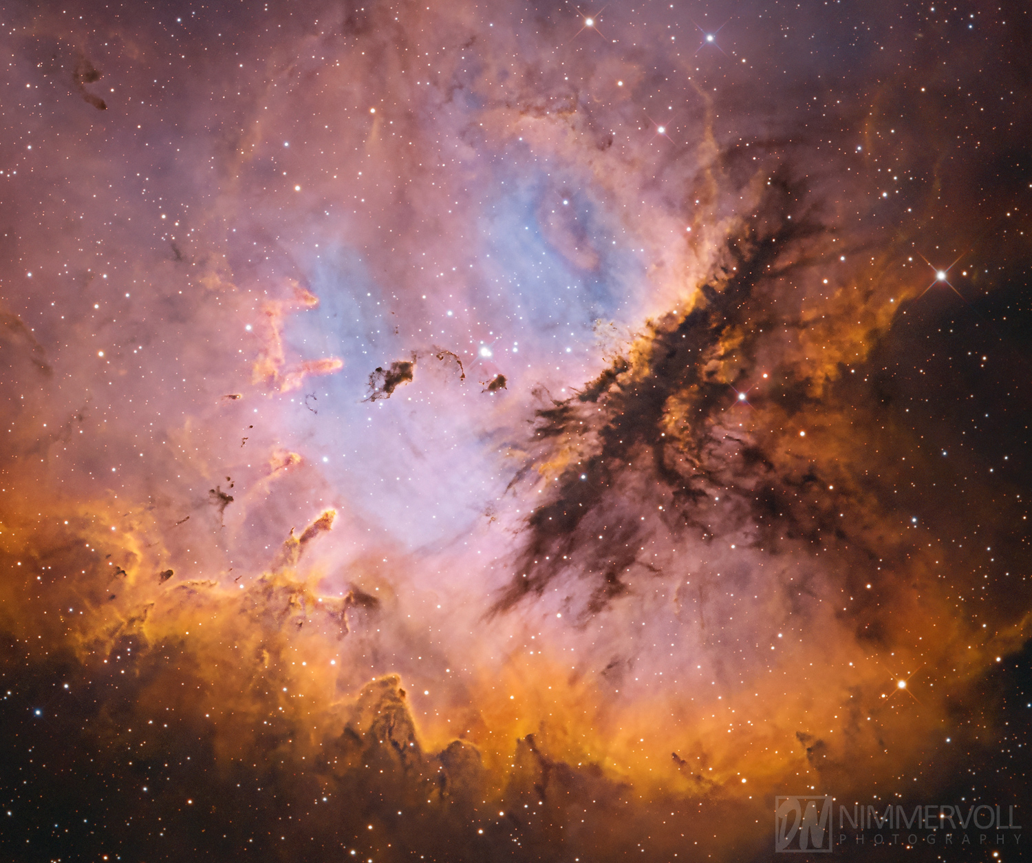 NGC 281 im Detail mit IC 1590 im Zentrum